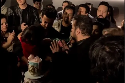 image 122 Watch: Salman Khan Birthday celebration | 58 साल के हुए सलमान खान, परिवार के साथ मनाया जन्मदिन, देखें तस्वीरें